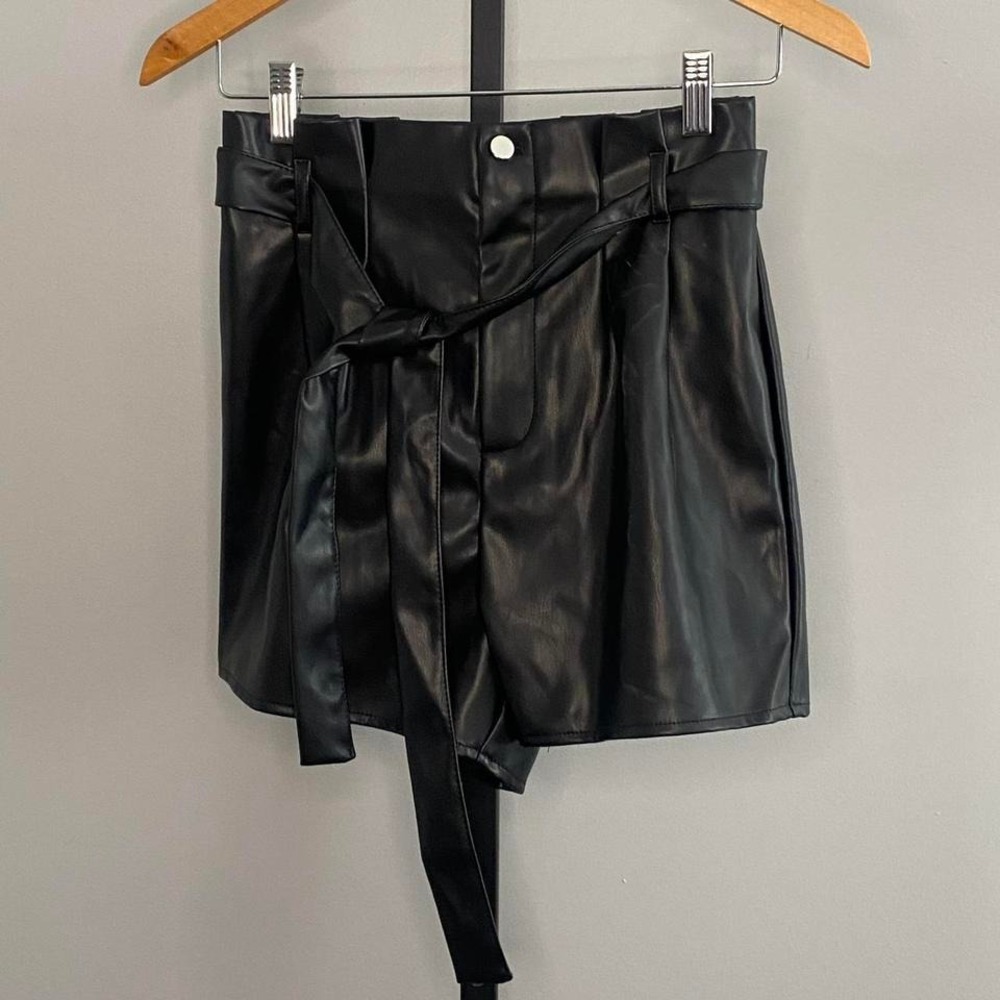 Black faux‎ leather mini skirt with tie waist